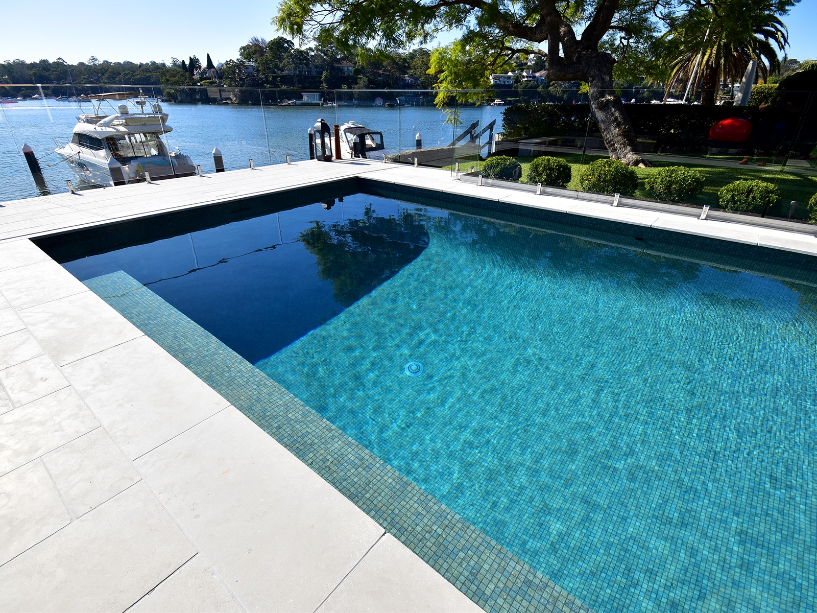Bali Stone mozaikos plytelės baseinui – panaudojimo baseine pavyzdys